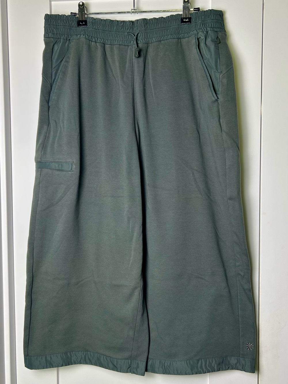 Athleta Triumph Hybrid Wide Crop Pants Green Gray Cargo Large 22” Inseam